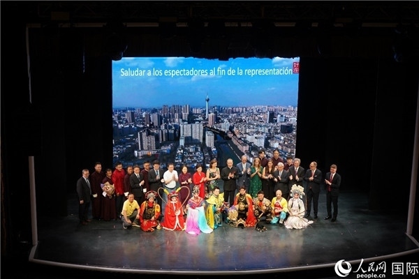 圖為王衛(wèi)大使與蒙迪諾外長(zhǎng)等嘉賓登臺(tái)祝賀。人民網(wǎng)記者 許放攝