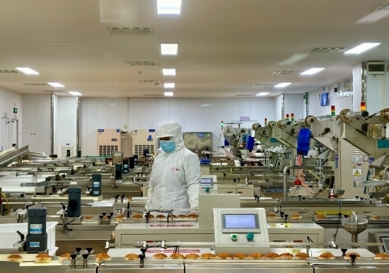 盼盼5G智慧工廠生產(chǎn)線正在進行產(chǎn)品質(zhì)檢。人民網(wǎng)記者 金慧慧攝