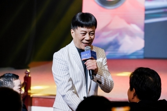 “何以中國(guó)·向海泉州”網(wǎng)絡(luò)主題活動(dòng)現(xiàn)場(chǎng)，陳百潭演出時(shí)與觀眾互動(dòng)。泉州廣播電視臺(tái)供圖