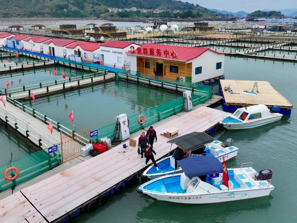 △2023年11月14日，福建寧德市霞浦縣溪南鎮(zhèn)七星海上社區(qū)的工作人員，前往轄區(qū)漁排進(jìn)行民情走訪。