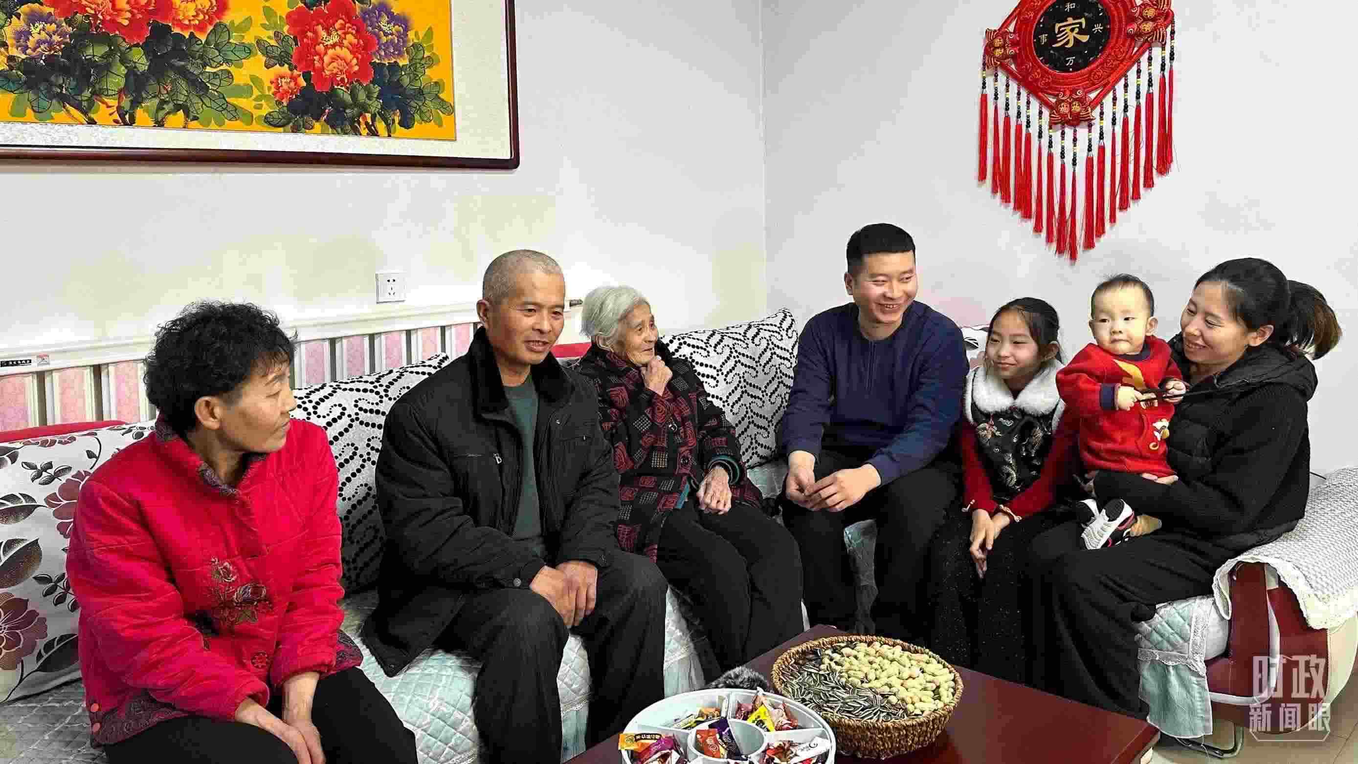 △第六埠村村民杜洪剛一家。（總臺央視記者趙化拍攝）