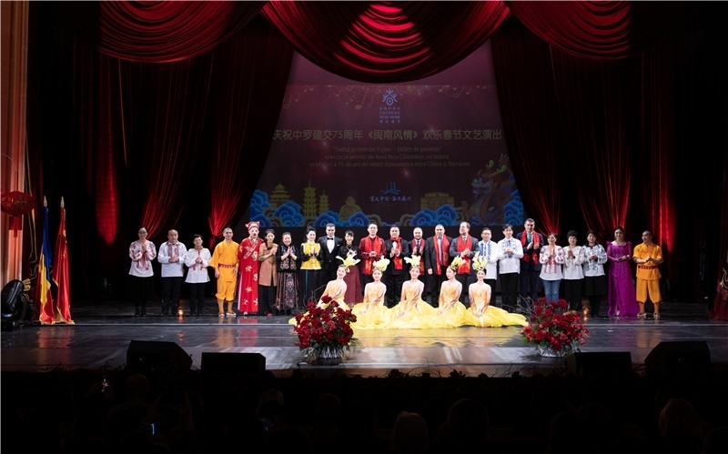 圖為韓大使、羅政府高官與泉州藝術(shù)團(tuán)演員合影。中國駐羅大使館文化處供圖。