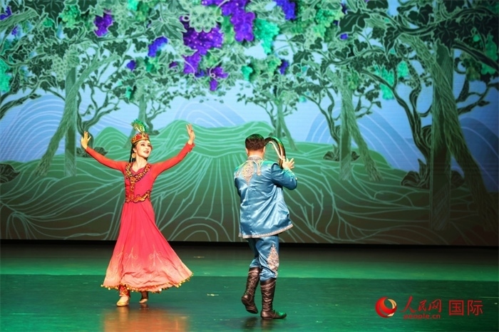 2日在阿聯(lián)酋迪拜舉行的大型音舞詩畫《新疆是個好地方》文藝演出。人民網(wǎng)記者 任皓宇攝