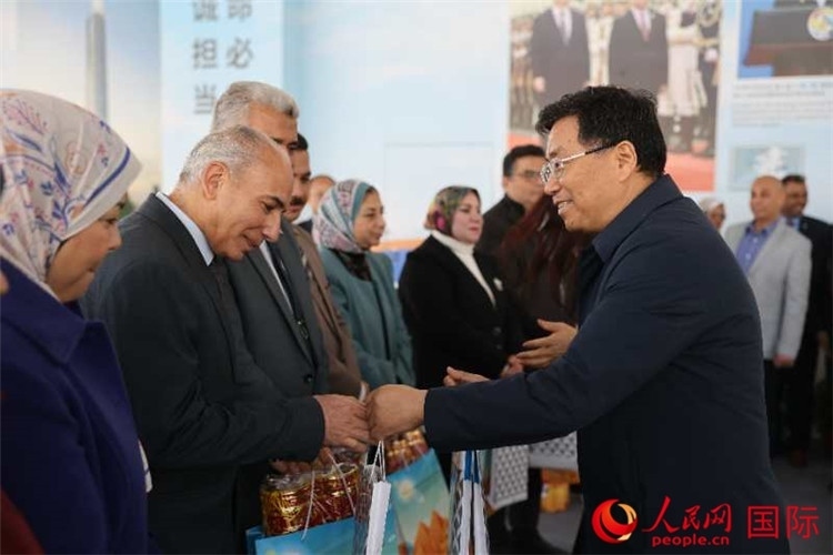 中建埃及分公司董事長常偉才為埃及師生發(fā)放新年禮包。人民網(wǎng)記者 黃培昭攝