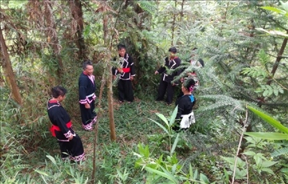 “瑤老”人民調(diào)解員翻山越嶺開展現(xiàn)場調(diào)解。