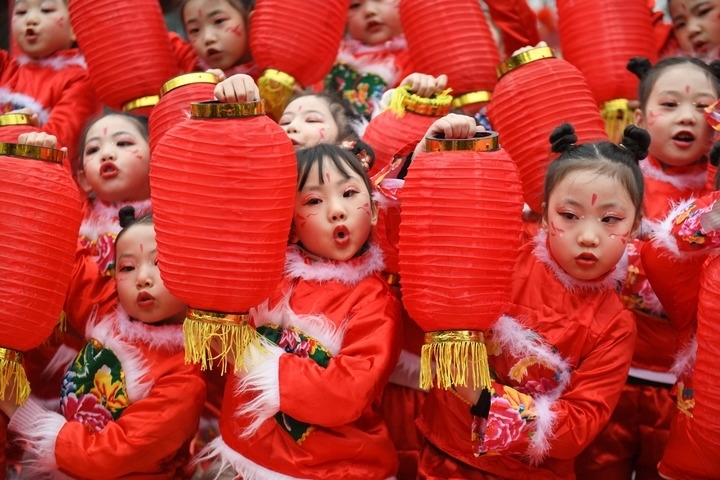 1月18日，四川省閬中市閬中古城，民間藝人和文藝工作者在表演節(jié)目歡度臘八節(jié)，喜迎農(nóng)歷新年。這是參演的小朋友在表演。新華社發(fā)（王玉貴 攝）