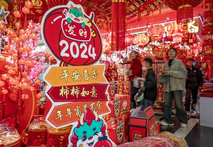 1月11日，顧客在昆明新螺螄灣國際商貿城選購節(jié)日飾品。新華社記者 陳欣波 攝