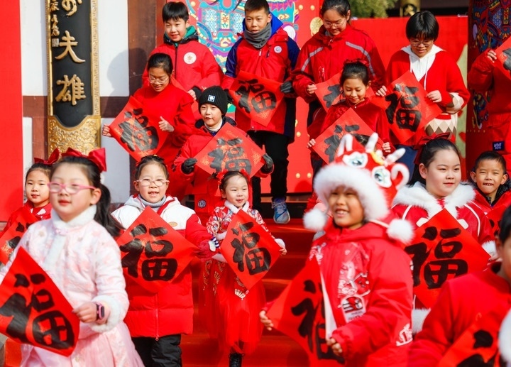 2月2日，小朋友在濟南五龍?zhí)毒皡^(qū)參加送福字活動。新華社發(fā)（徐舟攝）