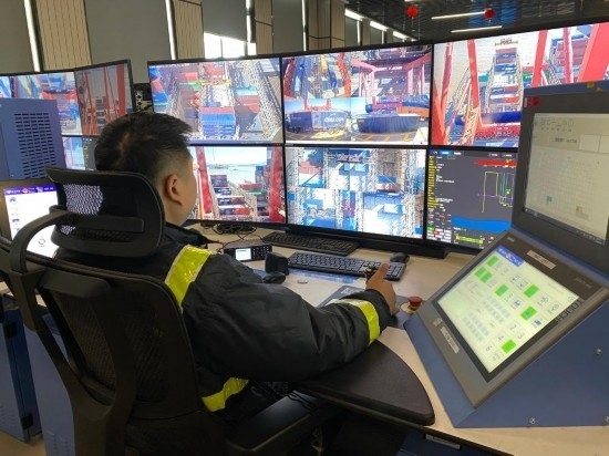 圖為寧波舟山港梅山港區(qū)遠(yuǎn)控操作室內(nèi)，橋吊司機(jī)在遠(yuǎn)程控制橋吊裝卸。新華社記者魏一駿 攝