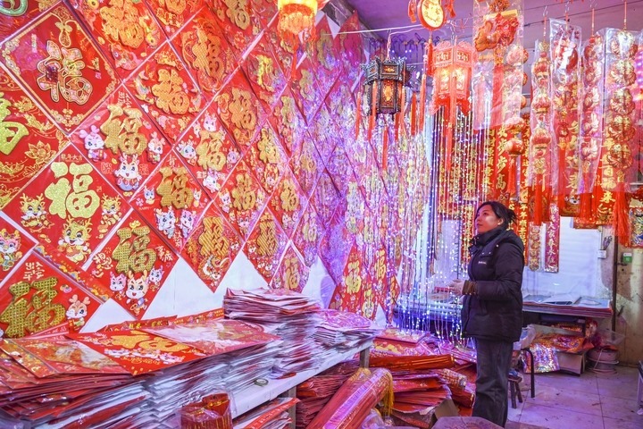 1月21日，在山西省晉中市平遙縣一家市場，市民在選購年貨。新華社發(fā)（梁生仁攝）