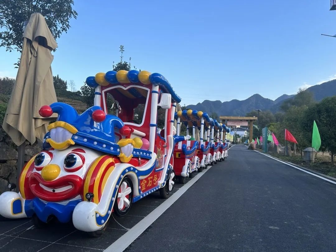 2023年10月，金石村集體出資購(gòu)買(mǎi)了兩輛無(wú)軌觀光小火車(chē)。紫陽(yáng)縣融媒體中心供圖