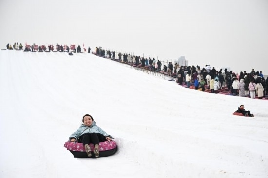 圖為1月18日，市民在內(nèi)蒙古賽馬場滑雪圈。新華社記者 貝赫 攝