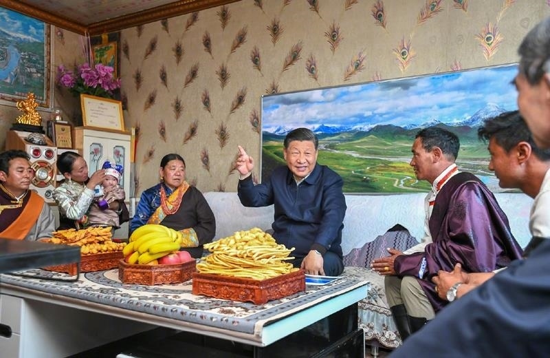 △2021年6月8日，習(xí)近平總書記在青海海北藏族自治州剛察縣果洛藏貢麻村，同藏族牧民索南才讓一家人圍坐在客廳聊家常。