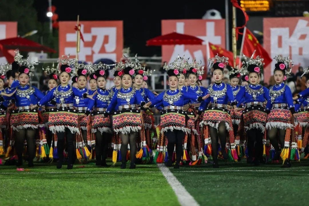 △2024年2月3日，2024年全國“村晚”示范展示活動(dòng)暨貴州“村超村晚”系列活動(dòng)之一的民族文化展演，在榕江縣“村超”足球場舉行。