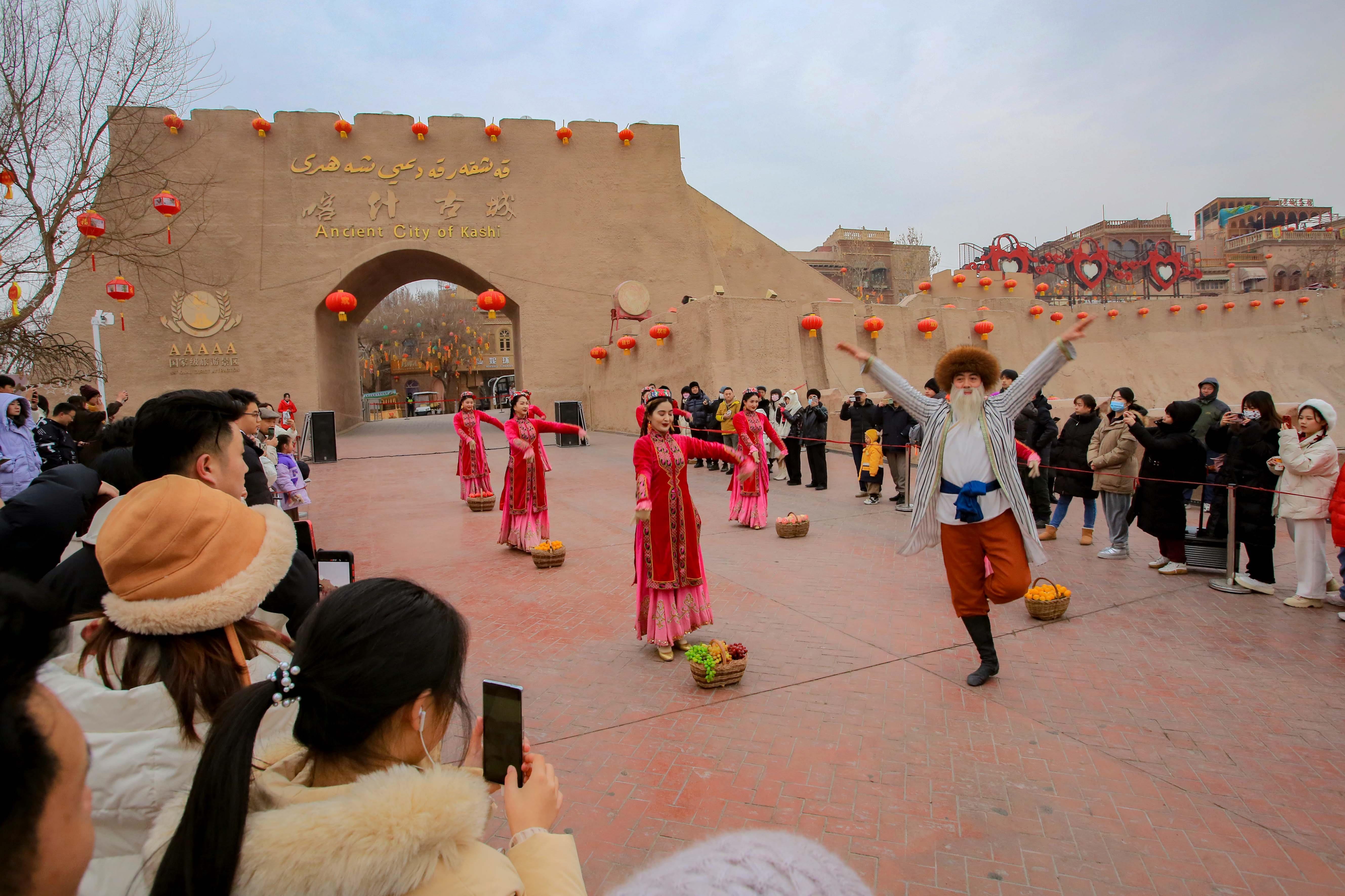 △2024年2月4日，演員在新疆喀什古城入城儀式上表演舞蹈。