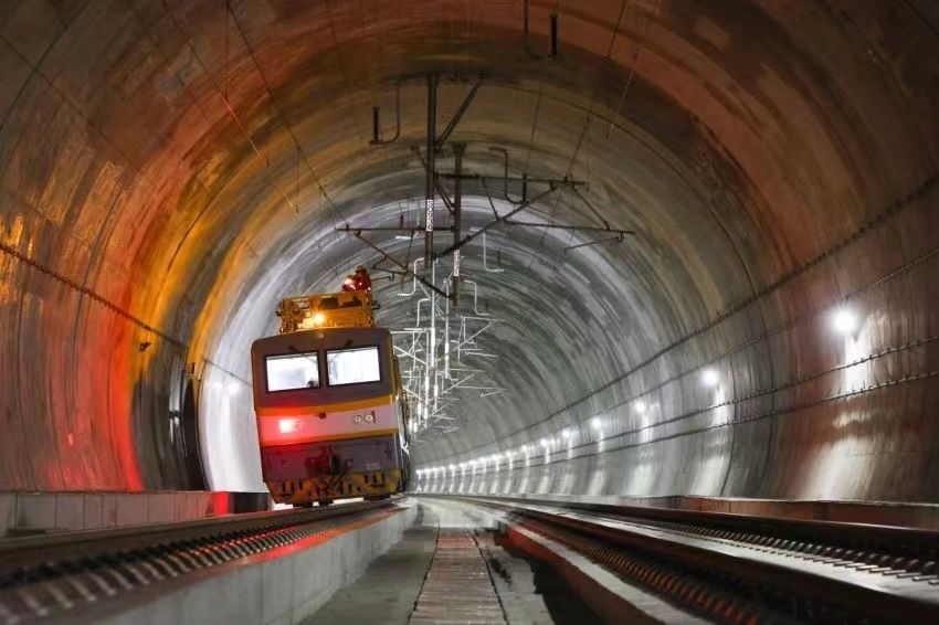 凌晨，接觸網(wǎng)作業(yè)車的燈光紅黃相間。胡鵬攝