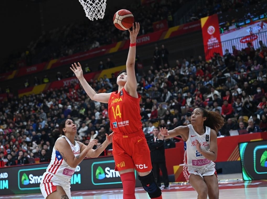 2月11日，中國隊(duì)球員李月汝（中）在比賽中上籃。新華社記者 李一博 攝