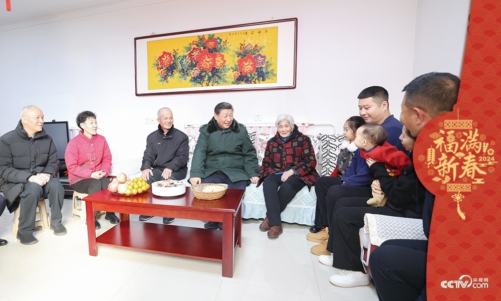 2024年2月1日，習(xí)近平總書記在天津市西青區(qū)辛口鎮(zhèn)第六埠村考察時，同村民杜洪剛一家人親切拉家常。