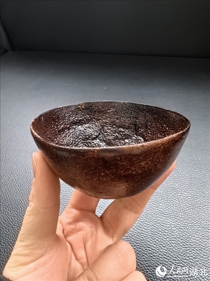 用橘子皮制成的碗。人民網(wǎng)記者 周雯攝