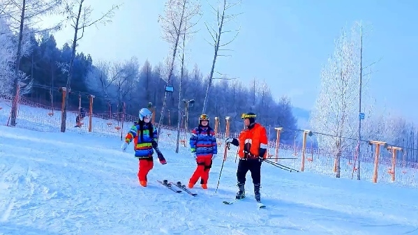 新春走基層｜滑雪場上過春節(jié)！冰城“冷資源”變成“熱經(jīng)濟”