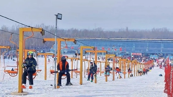 新春走基層｜滑雪場上過春節(jié)！冰城“冷資源”變成“熱經(jīng)濟”