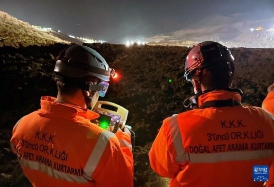 2月13日，救援人員在土耳其東部埃爾津詹省伊利奇區(qū)礦難現場工作。新華社發(fā)（穆斯塔法·卡亞攝）