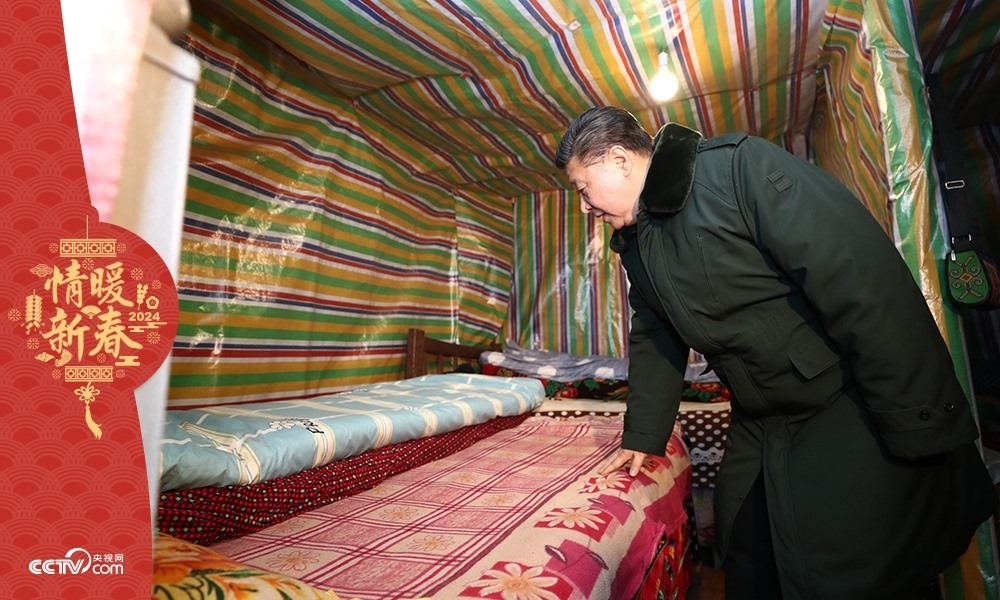 2018年2月11日，習(xí)近平總書記在四川三河村貧困戶吉好也求家中看望。