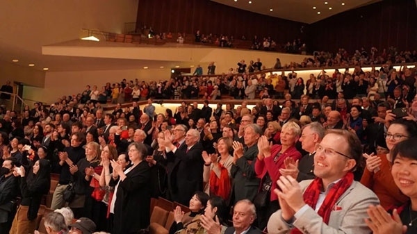 中德觀眾觀看中央民族樂團“”天地永樂·中國節(jié)“”音樂會。中國駐德國大使館供圖