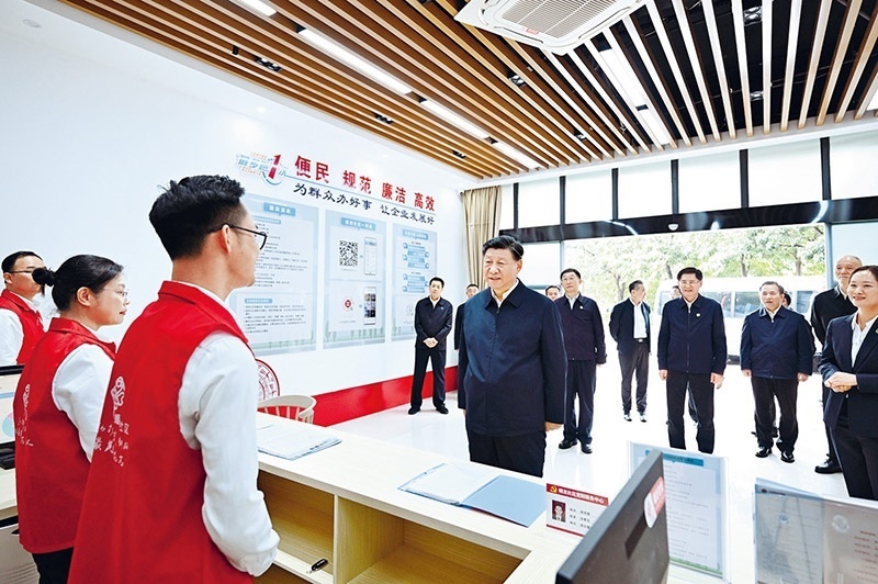 2023年12月14日至15日，中共中央總書記、國(guó)家主席、中央軍委主席習(xí)近平在廣西考察。這是14日上午，習(xí)近平在南寧市良慶區(qū)蟠龍社區(qū)黨群服務(wù)中心考察。 新華社記者 燕雁/攝