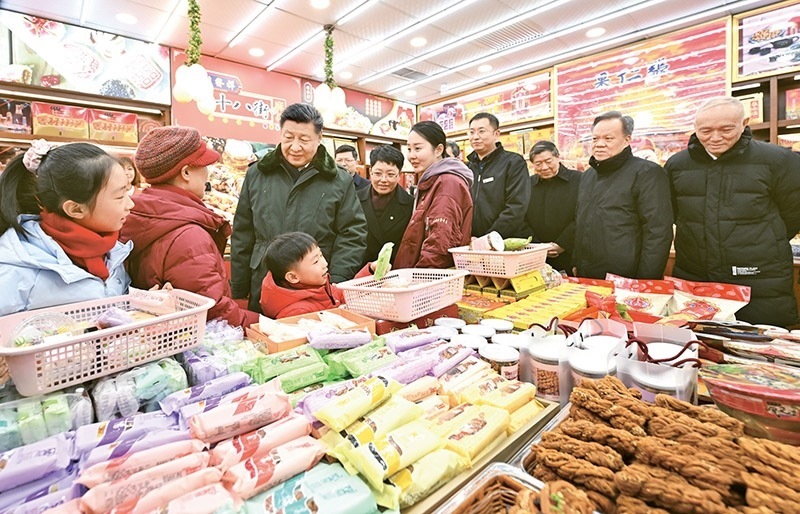 2024年2月1日至2日，中共中央總書記、國(guó)家主席、中央軍委主席習(xí)近平來到天津，看望慰問基層干部群眾。這是1日下午，習(xí)近平在天津古文化街考察時(shí)，走進(jìn)店鋪同現(xiàn)場(chǎng)群眾互動(dòng)交流。 新華社記者 謝環(huán)馳/攝