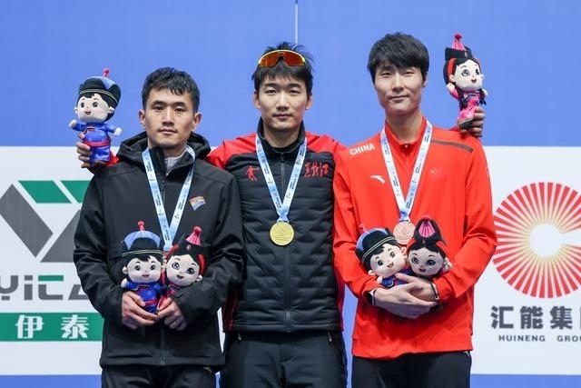 1月12日，“十四冬”速度滑冰（公開組）男子500米比賽，冠軍黑龍江隊選手高亭宇（中）、亞軍遼寧隊選手楊濤（左）、季軍河北隊選手李添龍在頒獎儀式上合影。新華社記者 王楷焱 攝