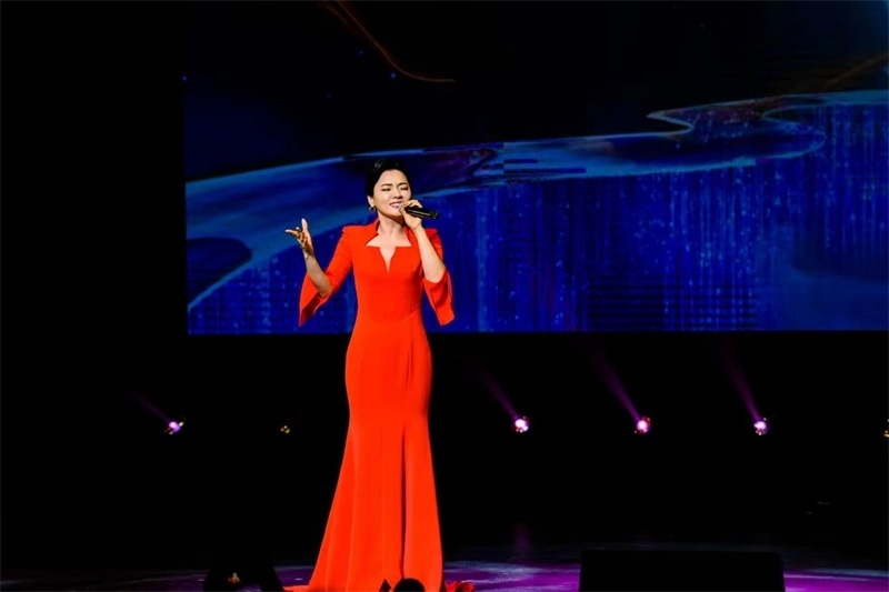 女高音歌唱家陳思思演唱《但愿人長久》。趙 靖攝