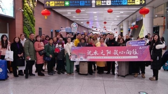 2月11日，一批馬來(lái)西亞游客抵達(dá)沈陽(yáng)桃仙國(guó)際機(jī)場(chǎng)。新華社發(fā)