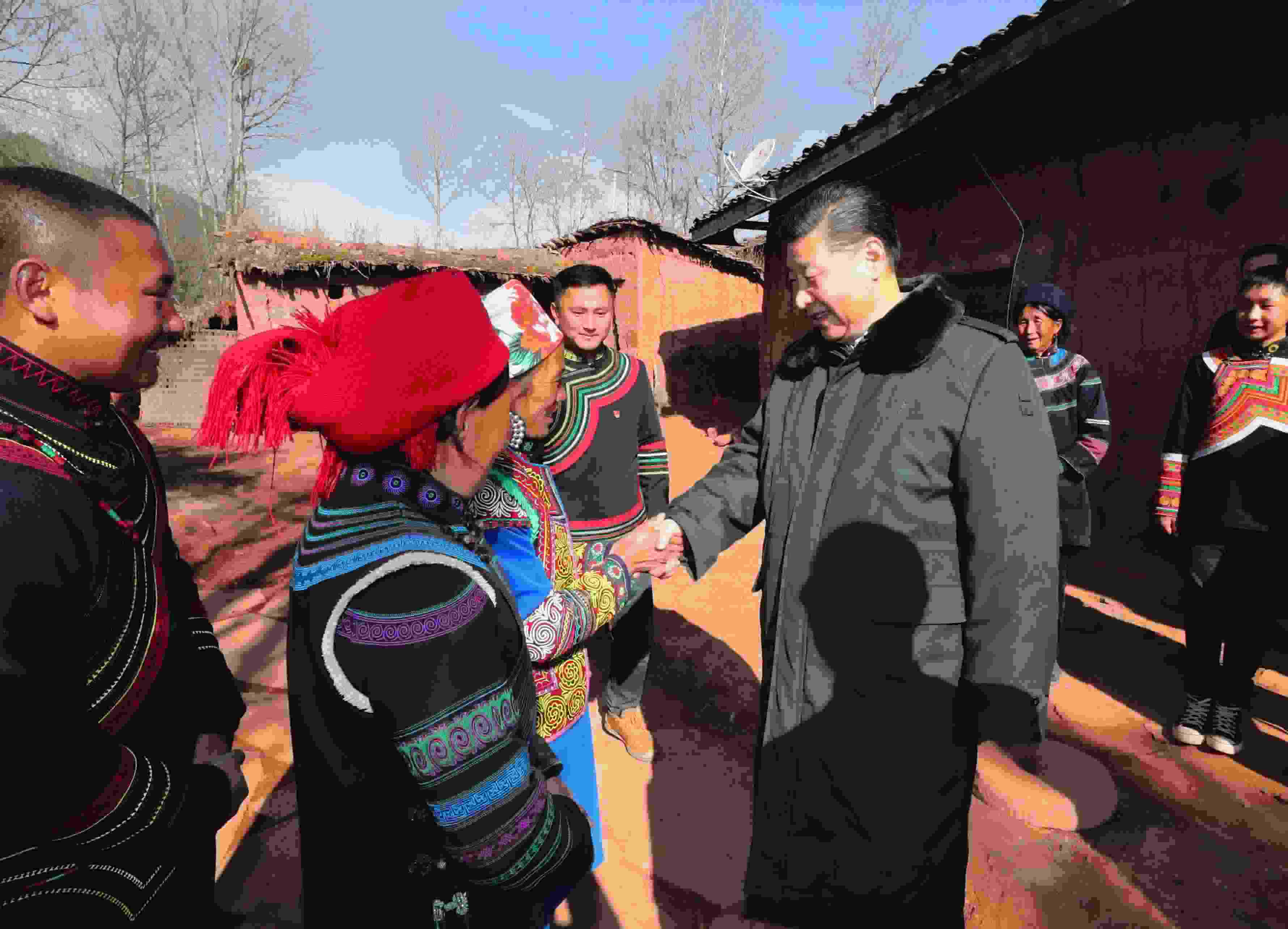 △ 2018年2月11日，習(xí)近平總書記驅(qū)車2個多小時，從四川西昌市來到位于大涼山深處的昭覺縣三岔河鄉(xiāng)三河村、解放鄉(xiāng)火普村，走進彝族貧困群眾家中，看實情、問冷暖、聽心聲，同當(dāng)?shù)馗刹咳罕姽采叹珳拭撠氈摺? width=