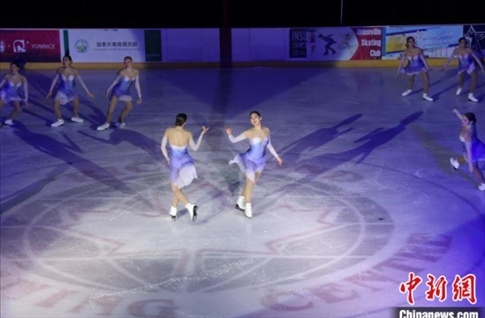 當(dāng)?shù)貢r(shí)間2月17日晚，青少年冰上春晚在加拿大多倫多舉行。圖為曾獲加拿大全國冠軍的一支青少年花滑隊(duì)進(jìn)行集體自由滑表演。 中新社記者 余瑞冬 攝