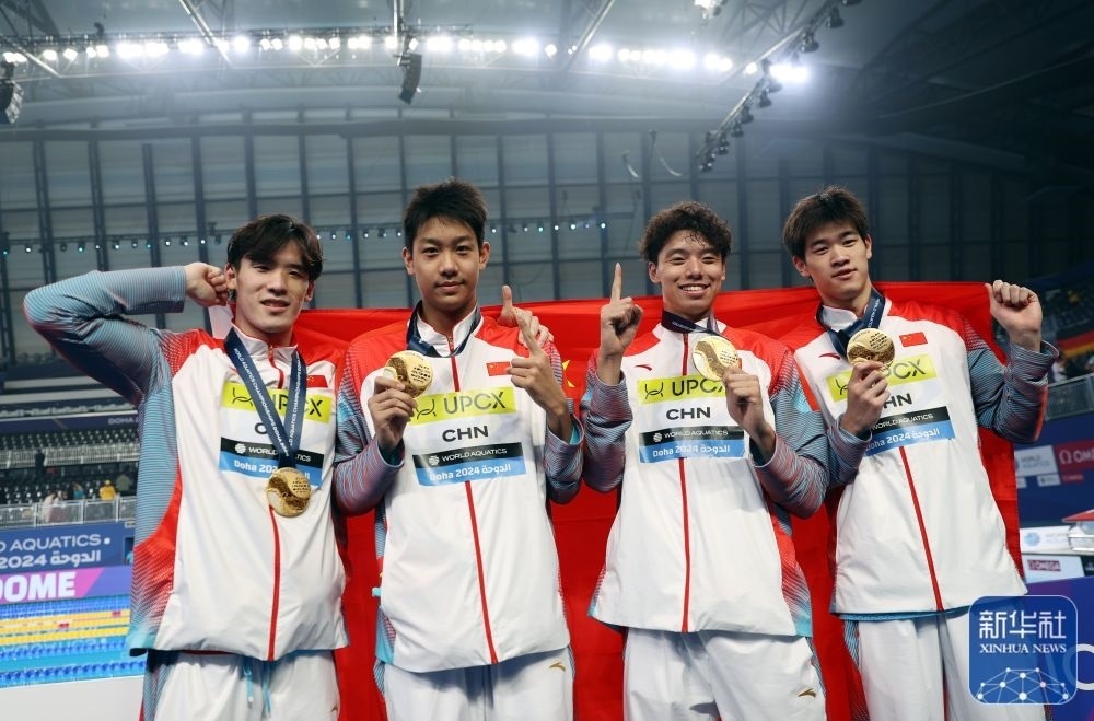 2月11日，2024年多哈游泳世錦賽男子4×100米自由泳接力決賽，中國隊選手王浩宇、張展碩、季新杰和潘展樂（從左到右）在頒獎儀式后合影慶祝。新華社記者 雒圓 攝