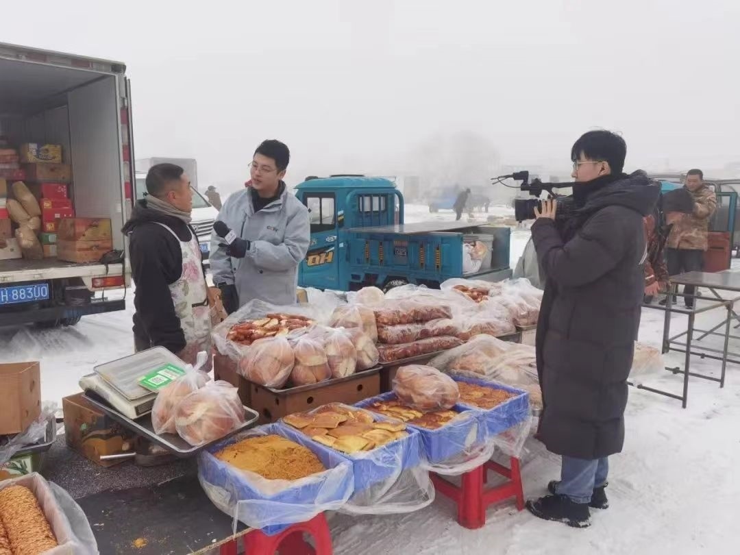 △ 2024年1月1日，在中央廣播電視總臺(tái)中央電視臺(tái)《新年新愿》報(bào)道中，遼寧營口鲅魚圈區(qū)大集賣餅干的小哥憨態(tài)可掬的表情、生機(jī)勃勃的臉龐、充滿煙火氣的新年愿望，讓他火爆出圈。