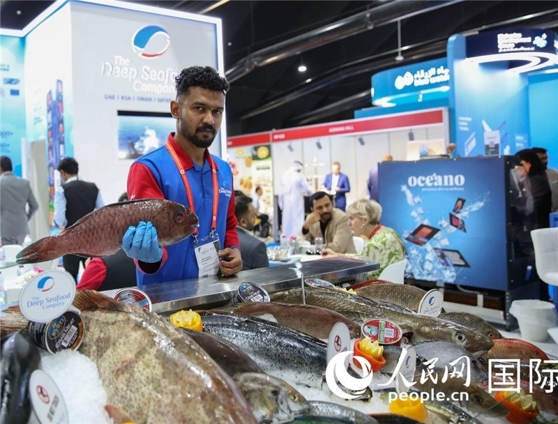 海灣食品展上，一位展商在展示海產(chǎn)品。人民網(wǎng) 塔里克·易卜拉欣攝