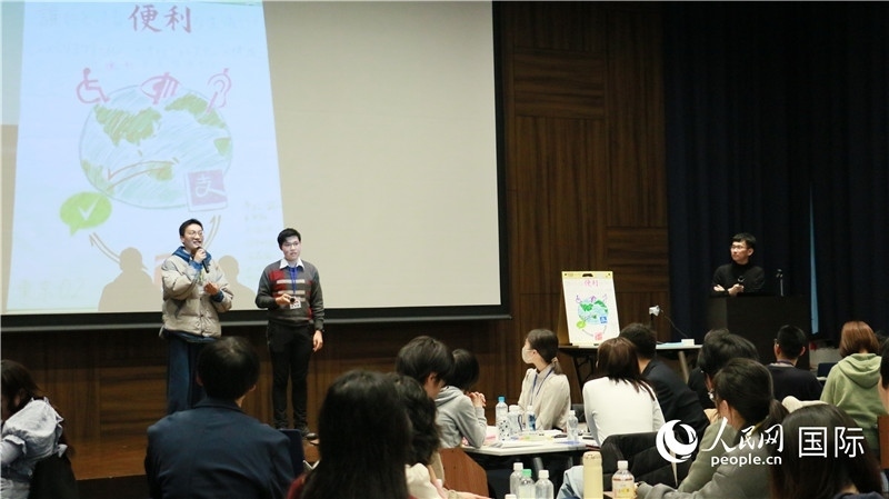 學(xué)生們發(fā)表小組討論成果。人民網(wǎng) 許可攝