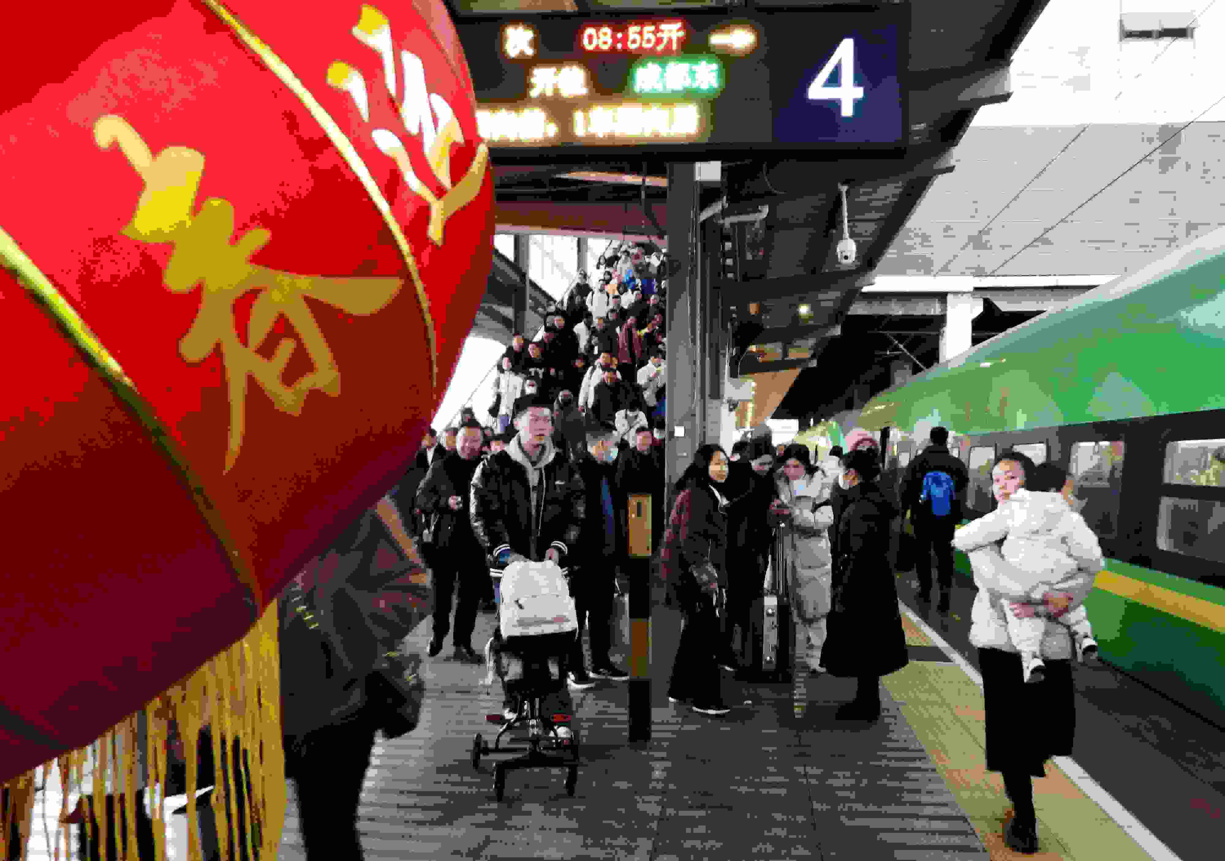 △ 2024年1月26日，四川省達(dá)州市車站，準(zhǔn)備乘坐“復(fù)興號”動車組列車出行的旅客。