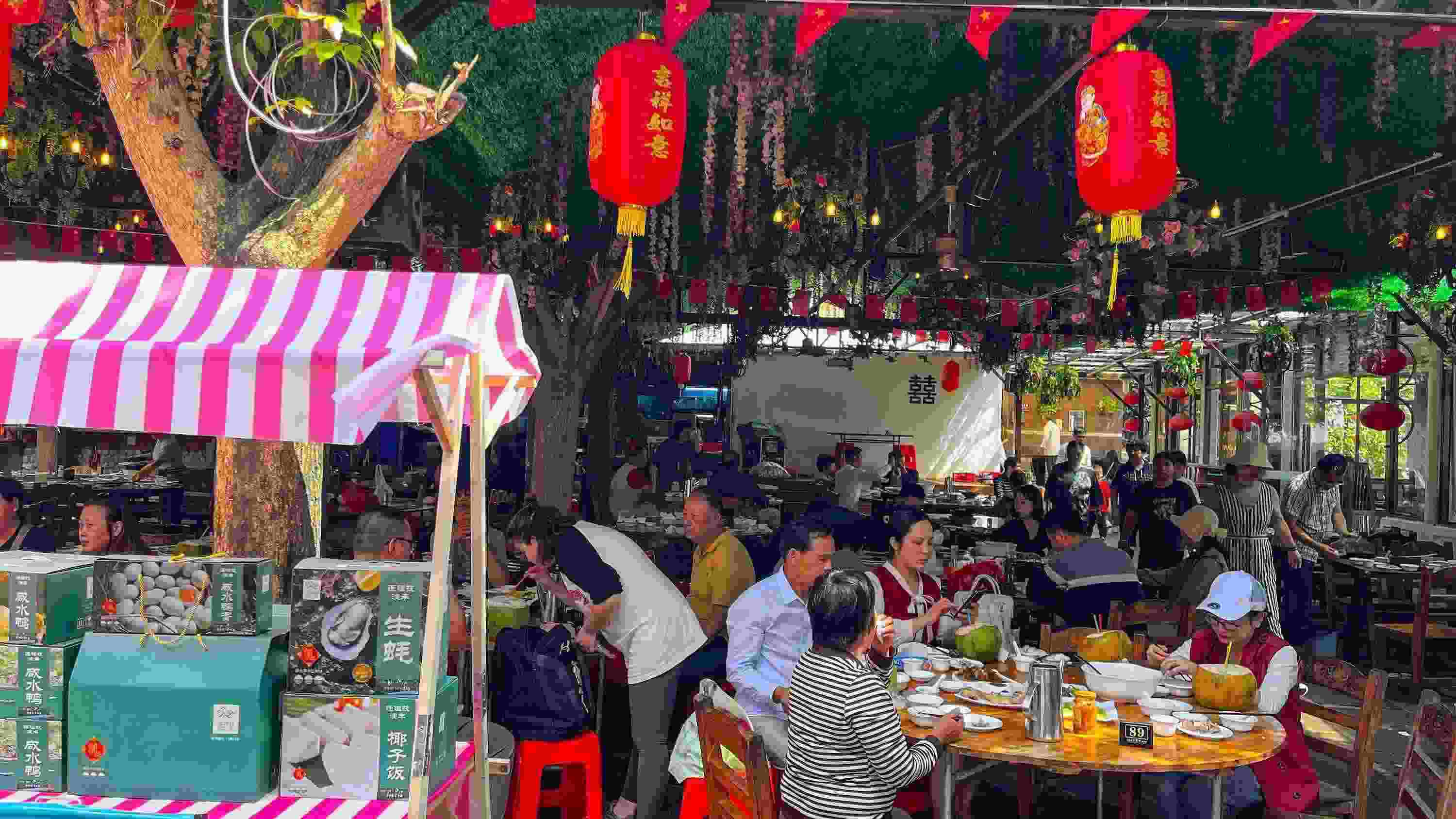 △ 2024年2月17日，春節(jié)假期最后一天，?？卩l(xiāng)村旅游持續(xù)火爆，眾多游客前往漁家樂品嘗特色海鮮和鄉(xiāng)村美食。