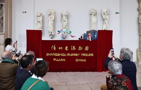 2月10日，在位于法國巴黎埃菲爾鐵塔附近的“建筑與遺產(chǎn)之城”博物館，觀眾欣賞漳州布袋木偶戲。新華社記者高靜攝