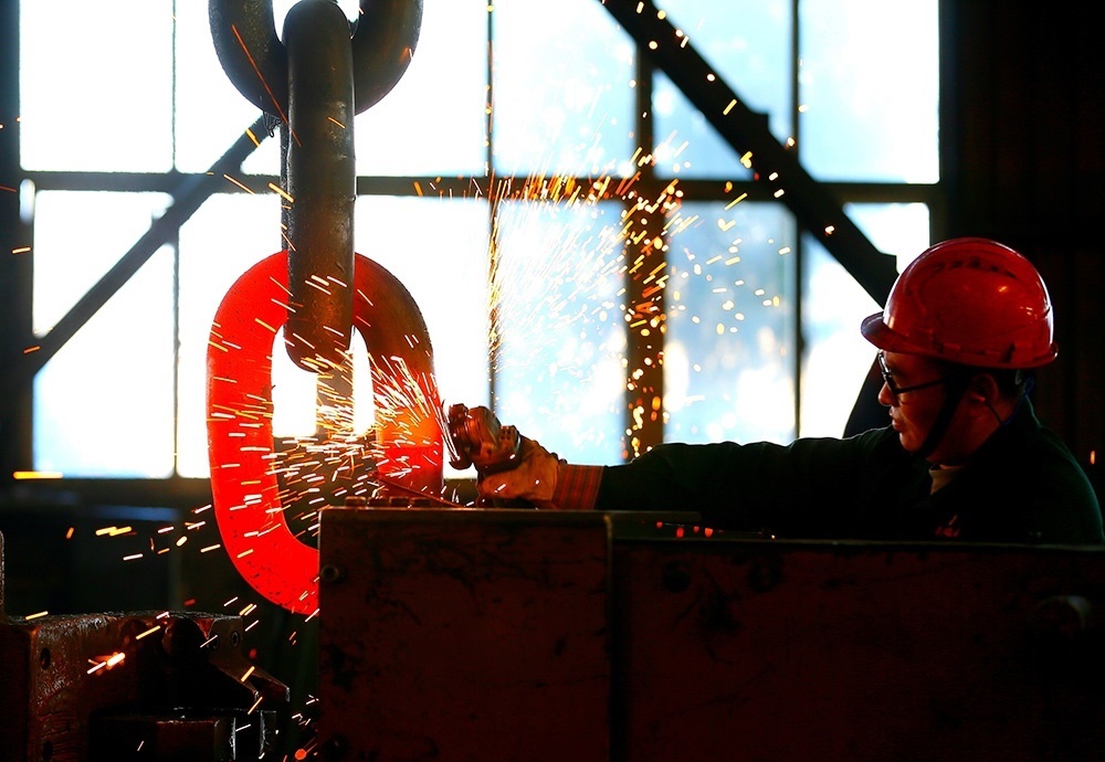 △ 2024年2月17日，青島市，即墨區(qū)靈山街道一家錨鏈企業(yè)，工人正在忙碌。