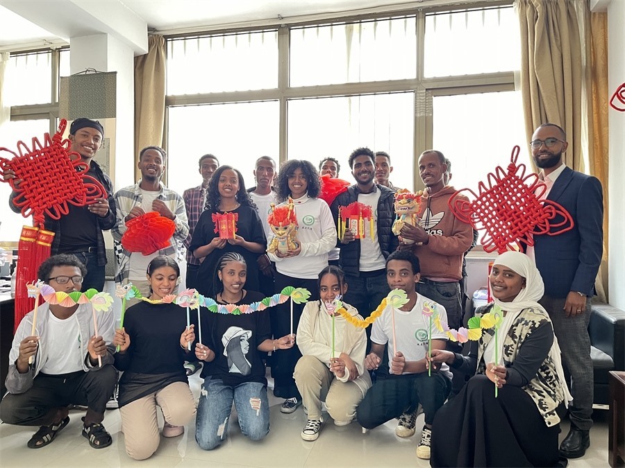 參加活動(dòng)的學(xué)生合影。亞的斯亞貝巴大學(xué)孔子學(xué)院供圖