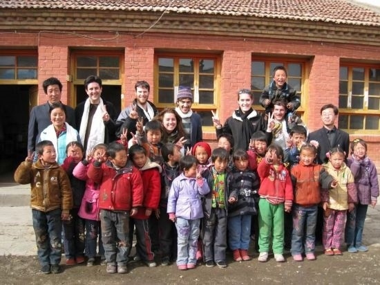 2008年，歐君廷帶領美國大學生到甘肅一所村辦小學訪問教課