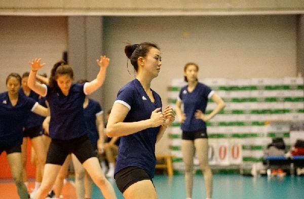 張常寧（右二）在訓(xùn)練中。人民網(wǎng)記者李乃妍攝