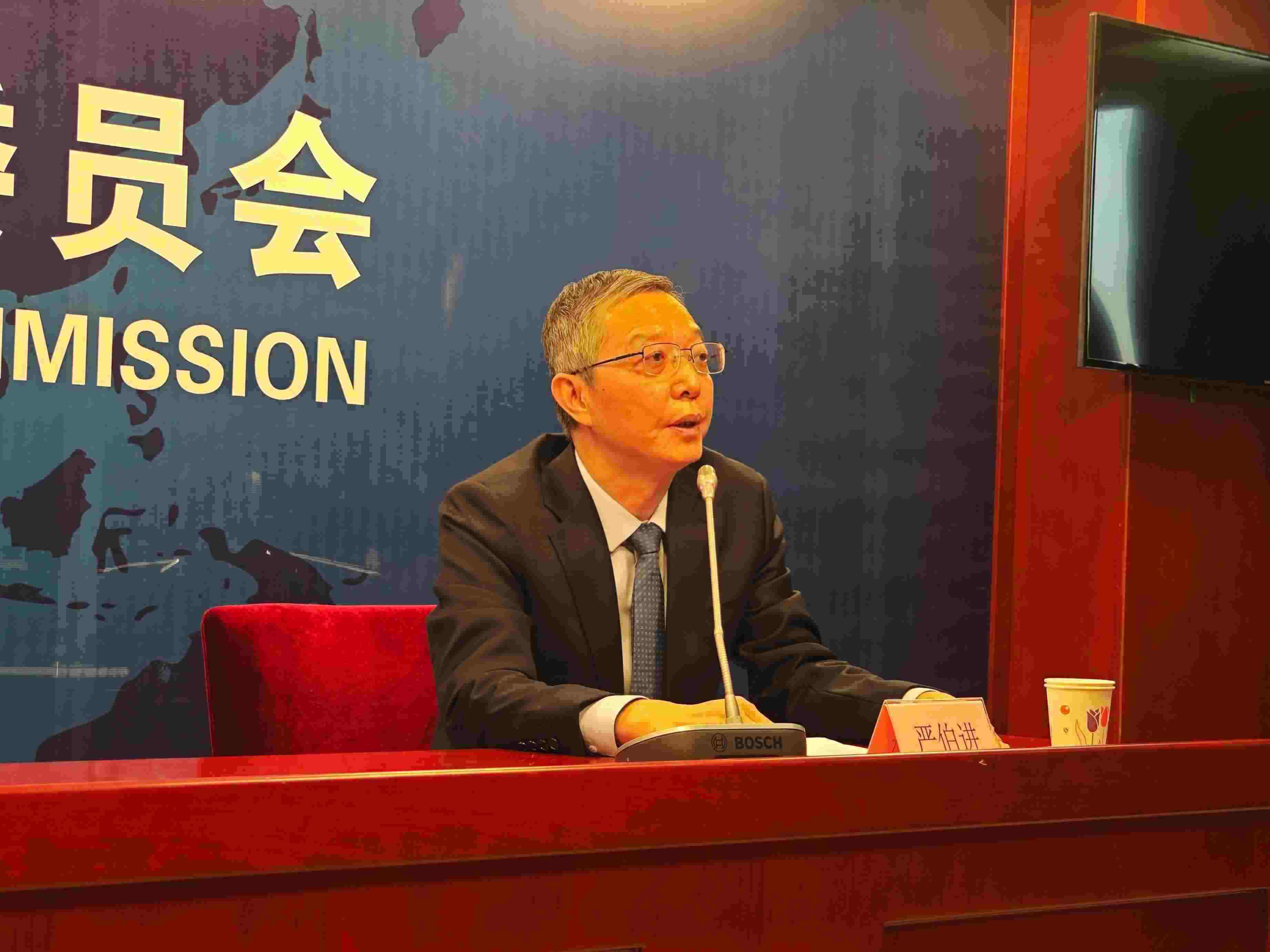 2月23日，嚴(yán)伯進(jìn)在證監(jiān)會(huì)例行新聞發(fā)布會(huì)現(xiàn)場(chǎng)。 人民網(wǎng) 黃盛 攝