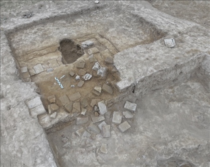 這是都蘭熱水墓群北一區(qū)M37號（“羊圈墓”）祭臺的砌磚。