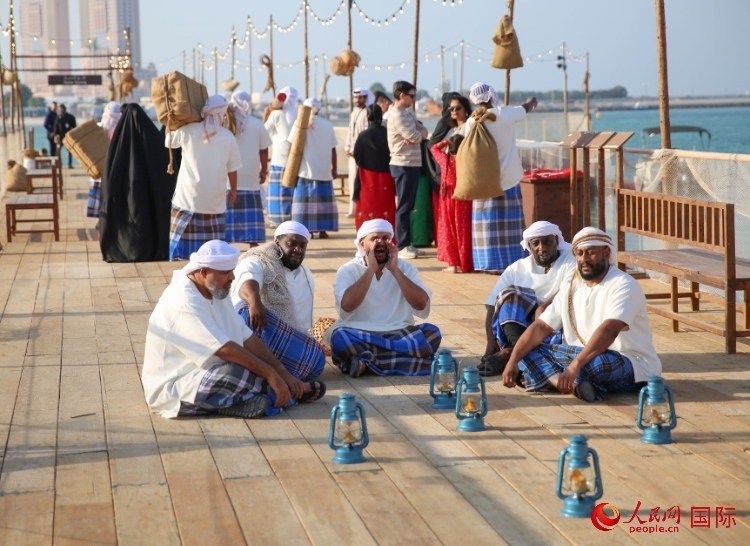 演藝人員展示售賣產(chǎn)品的場景。人民網(wǎng) 塔里克·易卜拉欣攝