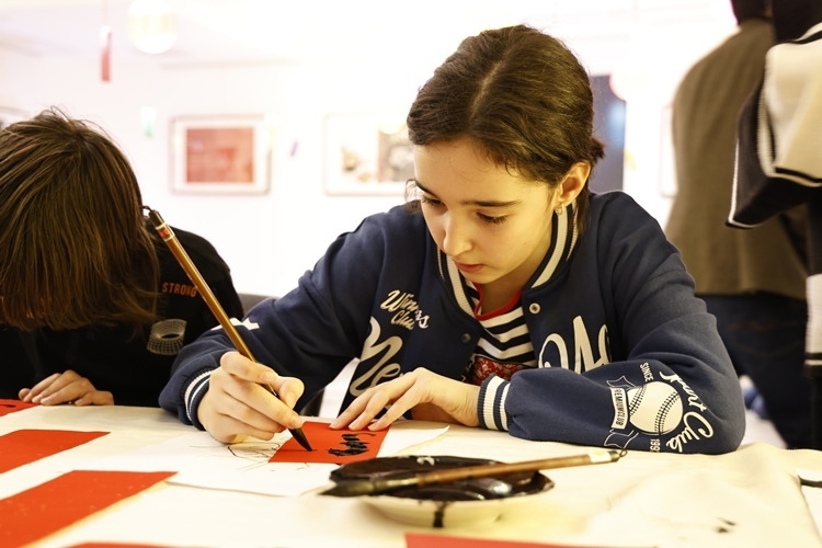 羅馬尼亞小朋友書寫毛筆字。中國(guó)文化中心供圖